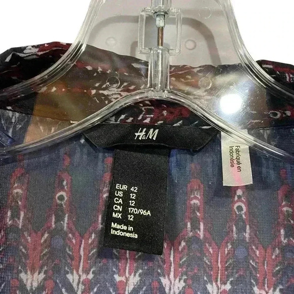 H&M, Vibrant Patterned Semi-Transparent Sleeveless Blouse, Size 12, Navy, Red 🎀 - Picture 4 of 7